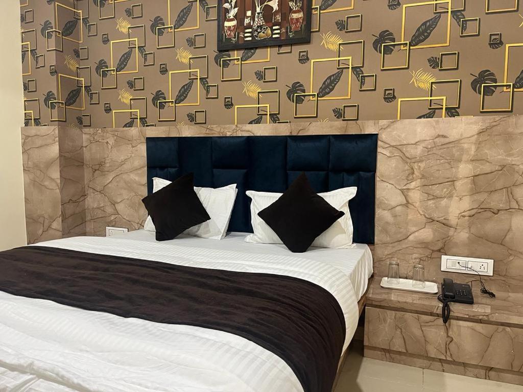 Hotel Sunrise Вадодара Экстерьер фото